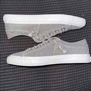 Blowfish Women’s Light Gray Sneakers